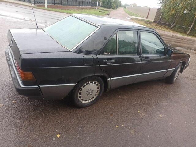 Черный Мерседес 190, объемом двигателя 2 л и пробегом 420 тыс. км за 2000 $, фото 4 на Automoto.ua