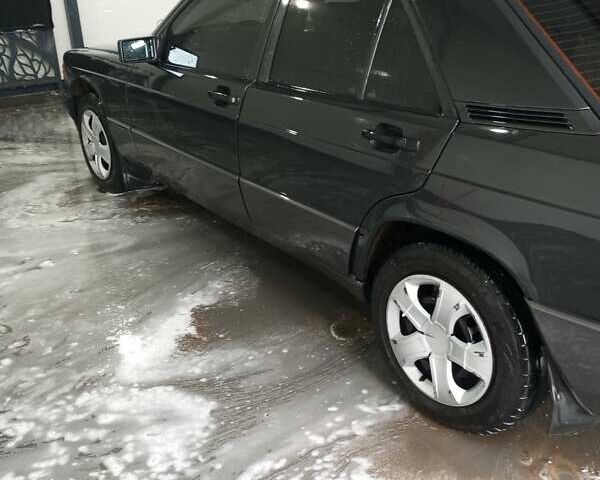 Чорний Мерседес 190, об'ємом двигуна 1.8 л та пробігом 233 тис. км за 2600 $, фото 4 на Automoto.ua