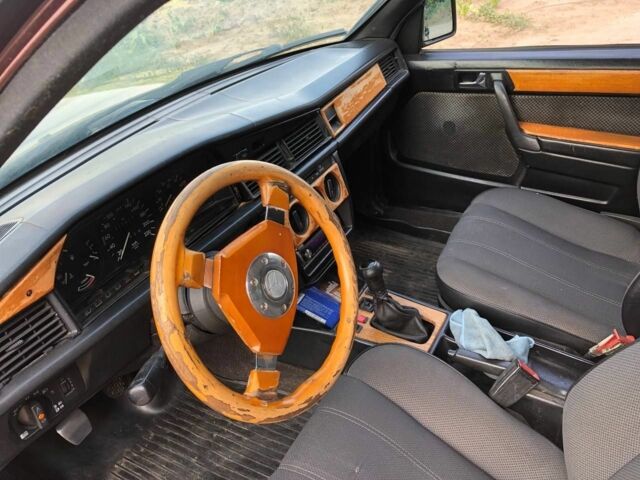 Червоний Мерседес 190, об'ємом двигуна 2 л та пробігом 420 тис. км за 2200 $, фото 5 на Automoto.ua