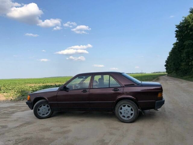 Червоний Мерседес 190, об'ємом двигуна 2 л та пробігом 420 тис. км за 2200 $, фото 1 на Automoto.ua