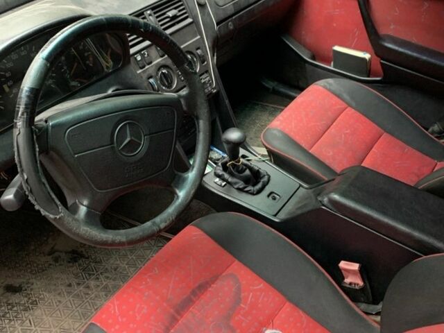 Мерседес 190 1995 в Виннице на Automoto.ua Красный Мерседес 190, объемом двигателя 1.8 л и пробегом 425 тыс. км за 1250 $, фото 5 на Automoto.ua