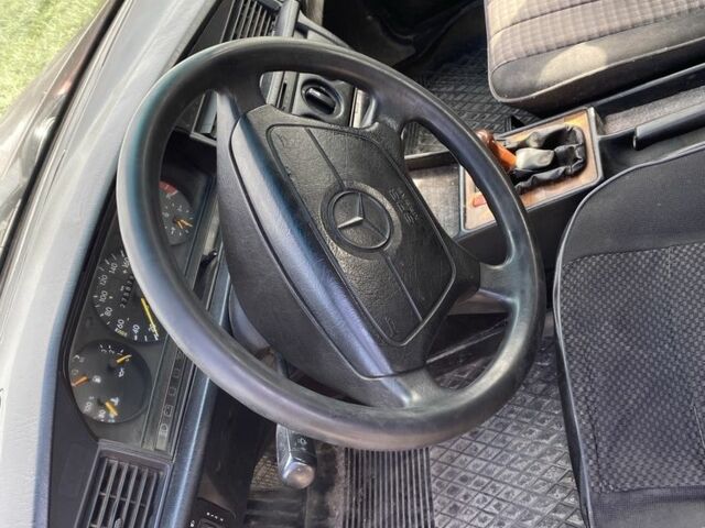 Красный Мерседес 190, объемом двигателя 2 л и пробегом 300 тыс. км за 1500 $, фото 8 на Automoto.ua