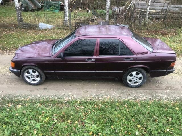 Красный Мерседес 190, объемом двигателя 2 л и пробегом 600 тыс. км за 950 $, фото 1 на Automoto.ua
