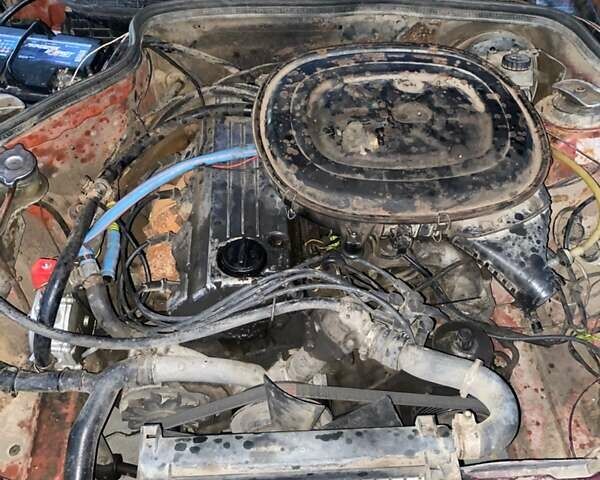 Красный Мерседес 190, объемом двигателя 2 л и пробегом 450 тыс. км за 1150 $, фото 4 на Automoto.ua