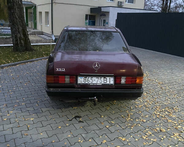 Красный Мерседес 190, объемом двигателя 2 л и пробегом 450 тыс. км за 1150 $, фото 1 на Automoto.ua