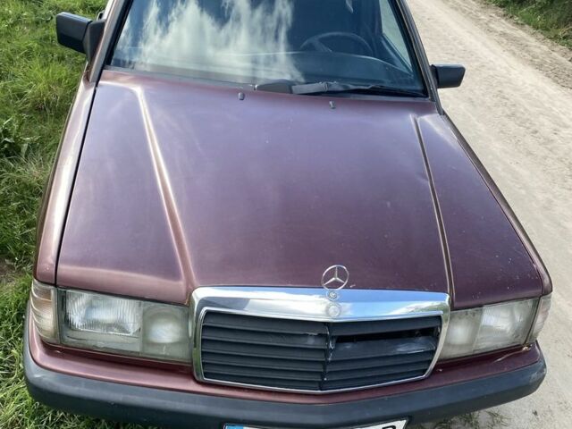 Красный Мерседес 190, объемом двигателя 2 л и пробегом 300 тыс. км за 1500 $, фото 3 на Automoto.ua