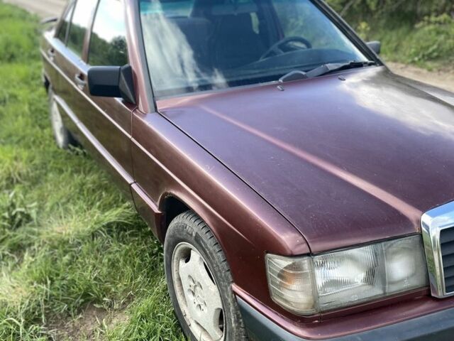 Красный Мерседес 190, объемом двигателя 2 л и пробегом 300 тыс. км за 1500 $, фото 1 на Automoto.ua