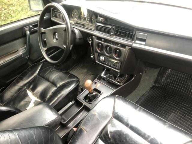 Красный Мерседес 190, объемом двигателя 2 л и пробегом 600 тыс. км за 950 $, фото 15 на Automoto.ua