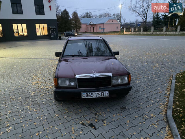 Красный Мерседес 190, объемом двигателя 2 л и пробегом 450 тыс. км за 1150 $, фото 3 на Automoto.ua