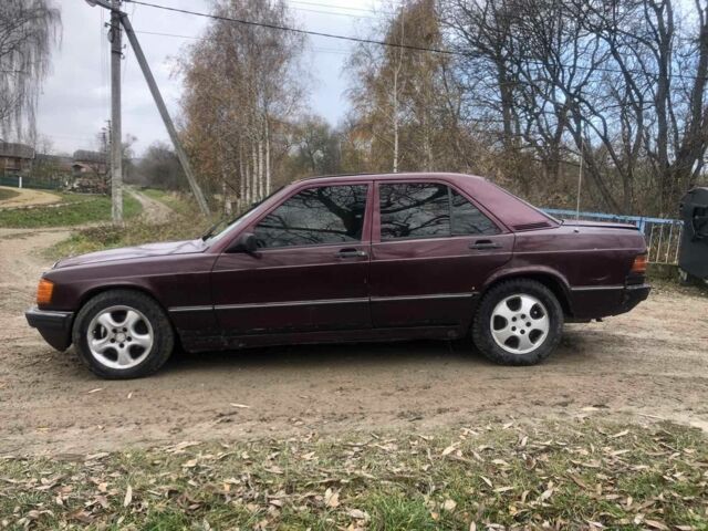 Красный Мерседес 190, объемом двигателя 2 л и пробегом 600 тыс. км за 950 $, фото 4 на Automoto.ua