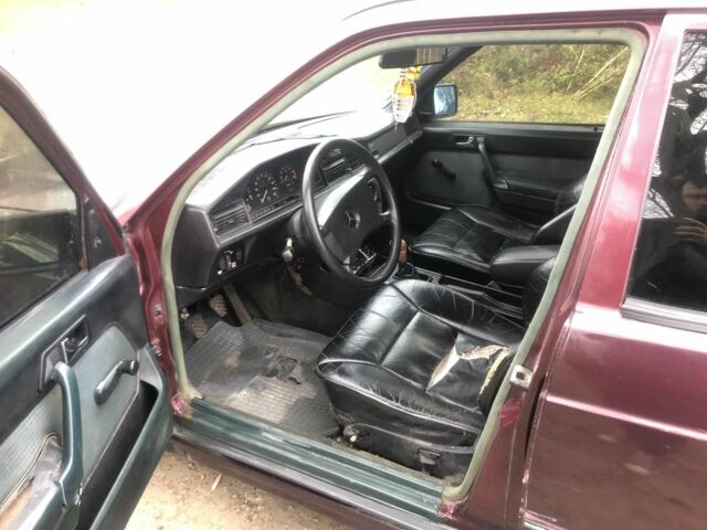 Красный Мерседес 190, объемом двигателя 2 л и пробегом 600 тыс. км за 950 $, фото 10 на Automoto.ua