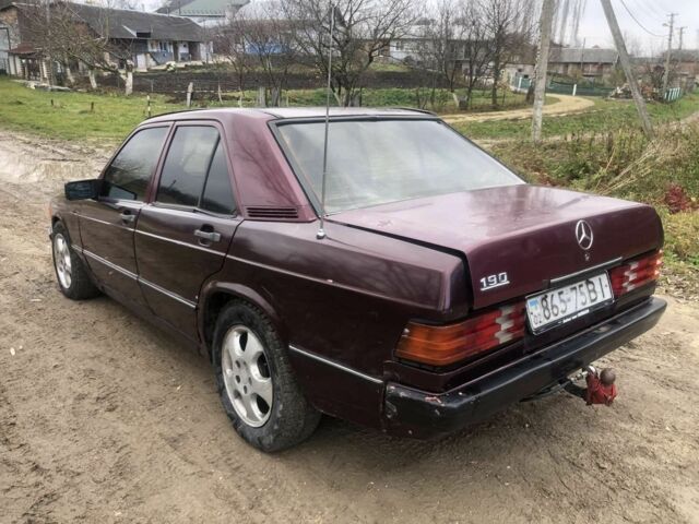 Красный Мерседес 190, объемом двигателя 2 л и пробегом 600 тыс. км за 950 $, фото 5 на Automoto.ua