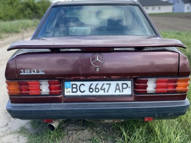 Красный Мерседес 190, объемом двигателя 2 л и пробегом 300 тыс. км за 1500 $, фото 5 на Automoto.ua