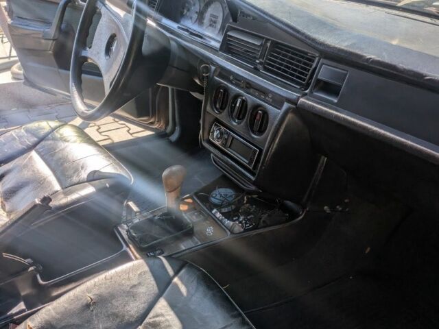 Червоний Мерседес 190, об'ємом двигуна 2 л та пробігом 362 тис. км за 800 $, фото 2 на Automoto.ua