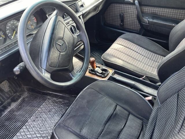 Красный Мерседес 190, объемом двигателя 2 л и пробегом 300 тыс. км за 1500 $, фото 6 на Automoto.ua