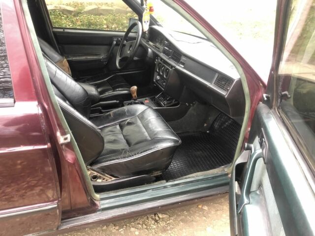 Красный Мерседес 190, объемом двигателя 2 л и пробегом 600 тыс. км за 950 $, фото 12 на Automoto.ua