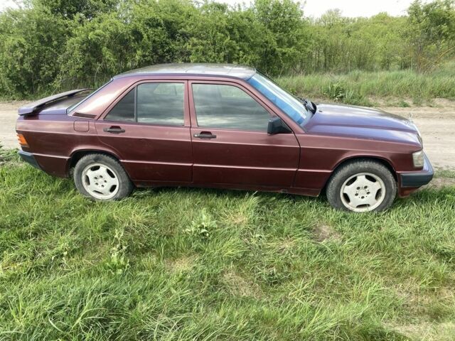 Красный Мерседес 190, объемом двигателя 2 л и пробегом 300 тыс. км за 1500 $, фото 2 на Automoto.ua