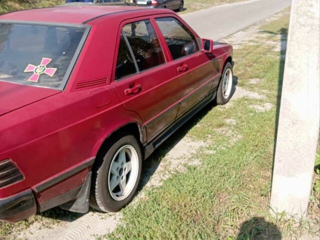 Красный Мерседес 190, объемом двигателя 0 л и пробегом 300 тыс. км за 958 $, фото 3 на Automoto.ua