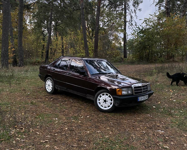 Красный Мерседес 190, объемом двигателя 2 л и пробегом 299 тыс. км за 2700 $, фото 1 на Automoto.ua
