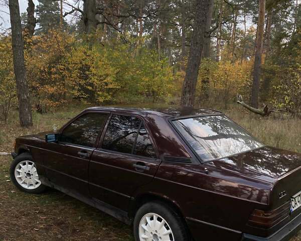 Красный Мерседес 190, объемом двигателя 2 л и пробегом 299 тыс. км за 2700 $, фото 3 на Automoto.ua