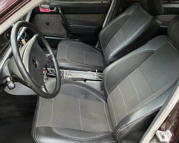Красный Мерседес 190, объемом двигателя 2 л и пробегом 299 тыс. км за 2700 $, фото 7 на Automoto.ua