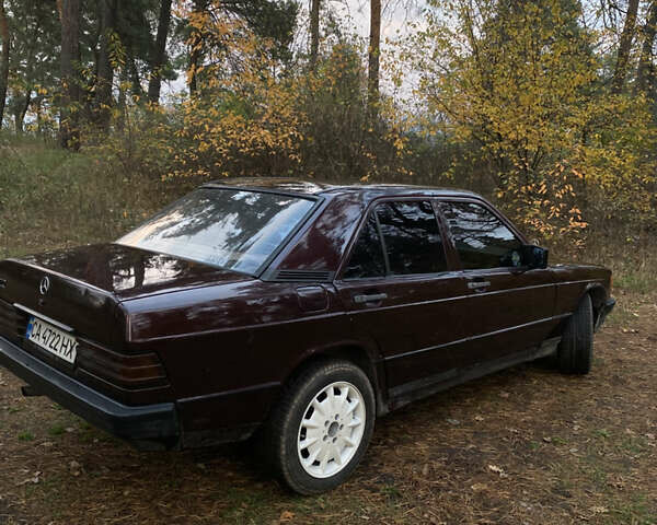 Красный Мерседес 190, объемом двигателя 2 л и пробегом 299 тыс. км за 2700 $, фото 4 на Automoto.ua