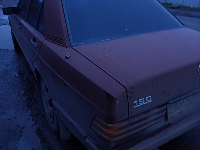 Красный Мерседес 190, объемом двигателя 2 л и пробегом 300 тыс. км за 1000 $, фото 1 на Automoto.ua