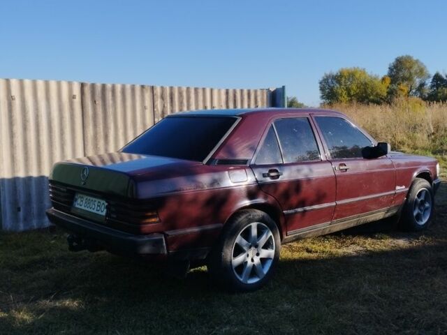 Красный Мерседес 190, объемом двигателя 2 л и пробегом 240 тыс. км за 1800 $, фото 1 на Automoto.ua