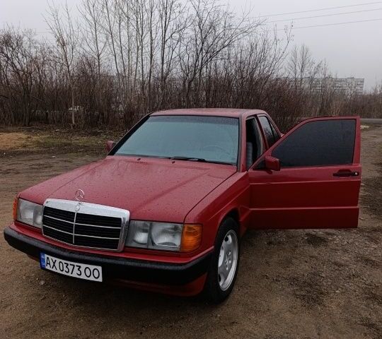 Красный Мерседес 190, объемом двигателя 2 л и пробегом 230 тыс. км за 3100 $, фото 1 на Automoto.ua