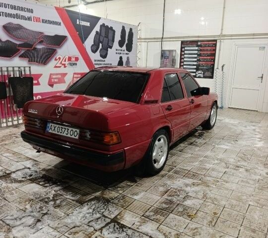 Красный Мерседес 190, объемом двигателя 2 л и пробегом 230 тыс. км за 3100 $, фото 4 на Automoto.ua