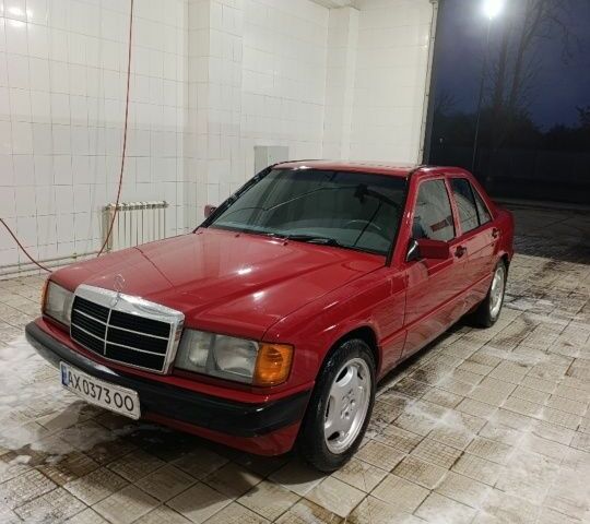 Красный Мерседес 190, объемом двигателя 2 л и пробегом 230 тыс. км за 3100 $, фото 3 на Automoto.ua