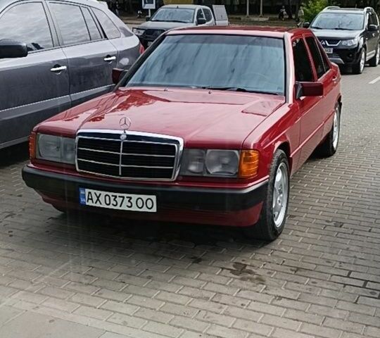 Красный Мерседес 190, объемом двигателя 2 л и пробегом 230 тыс. км за 3100 $, фото 6 на Automoto.ua