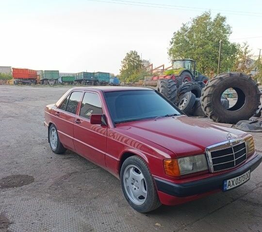 Красный Мерседес 190, объемом двигателя 2 л и пробегом 230 тыс. км за 3100 $, фото 2 на Automoto.ua