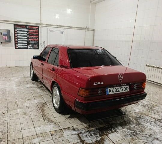 Красный Мерседес 190, объемом двигателя 2 л и пробегом 230 тыс. км за 3100 $, фото 5 на Automoto.ua