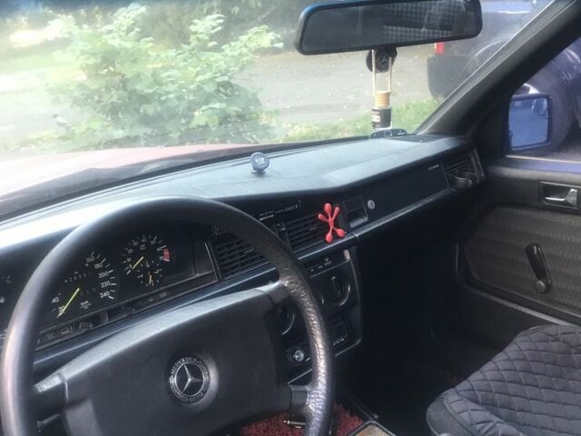 Червоний Мерседес 190, об'ємом двигуна 2.6 л та пробігом 425 тис. км за 2300 $, фото 9 на Automoto.ua