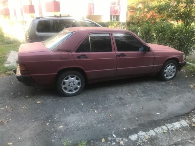 Червоний Мерседес 190, об'ємом двигуна 2.6 л та пробігом 425 тис. км за 2300 $, фото 1 на Automoto.ua