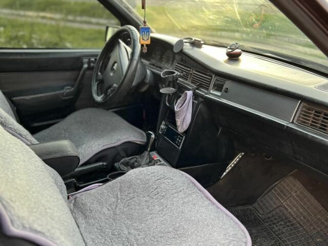 Красный Мерседес 190, объемом двигателя 2.3 л и пробегом 450 тыс. км за 1200 $, фото 9 на Automoto.ua