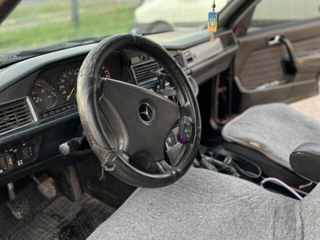 Красный Мерседес 190, объемом двигателя 2.3 л и пробегом 450 тыс. км за 1200 $, фото 12 на Automoto.ua