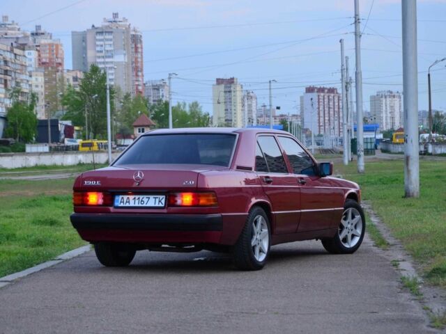Красный Мерседес 190, объемом двигателя 2 л и пробегом 265 тыс. км за 3950 $, фото 1 на Automoto.ua