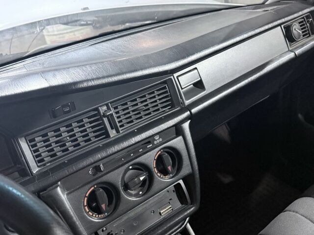 Сірий Мерседес 190, об'ємом двигуна 2 л та пробігом 1 тис. км за 2902 $, фото 6 на Automoto.ua