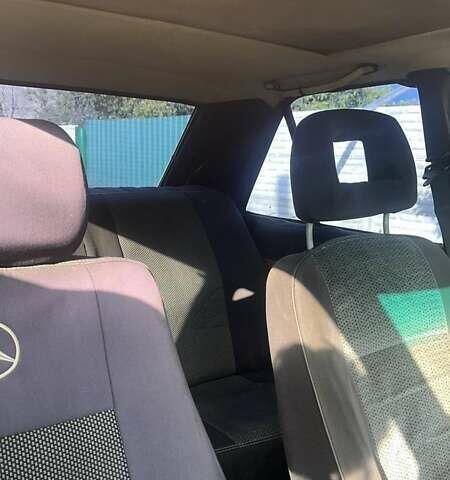 Серый Мерседес 190, объемом двигателя 2.3 л и пробегом 362 тыс. км за 2200 $, фото 5 на Automoto.ua