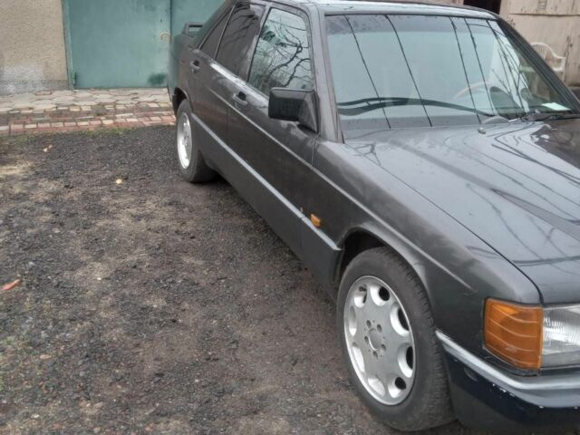 Серый Мерседес 190, объемом двигателя 3 л и пробегом 330 тыс. км за 4000 $, фото 1 на Automoto.ua