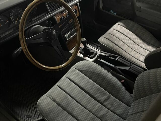 Серый Мерседес 190, объемом двигателя 2 л и пробегом 200 тыс. км за 5500 $, фото 4 на Automoto.ua