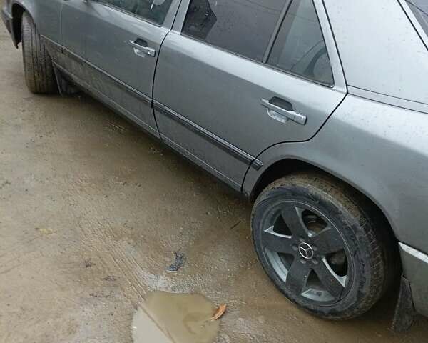 Синий Мерседес 190, объемом двигателя 3 л и пробегом 100 тыс. км за 2200 $, фото 3 на Automoto.ua