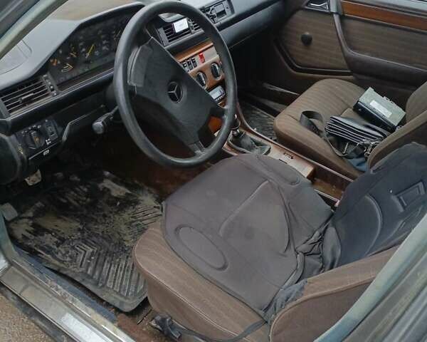 Синий Мерседес 190, объемом двигателя 3 л и пробегом 100 тыс. км за 2200 $, фото 2 на Automoto.ua
