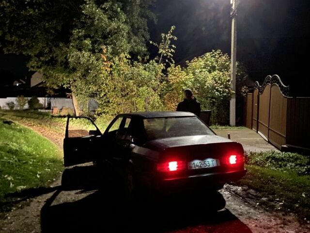 Синий Мерседес 190, объемом двигателя 2 л и пробегом 400 тыс. км за 1400 $, фото 2 на Automoto.ua