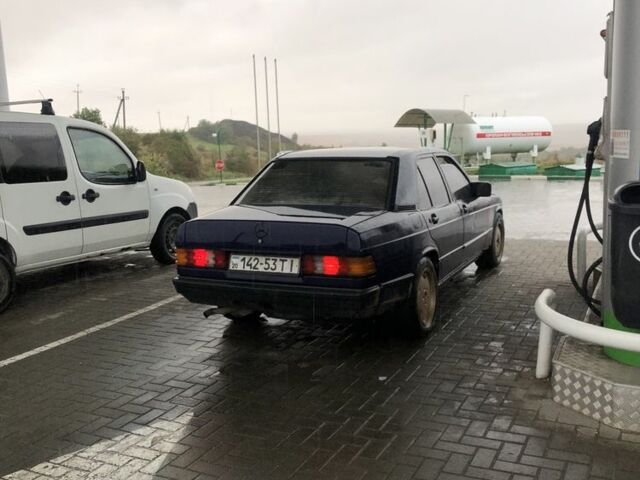 Синий Мерседес 190, объемом двигателя 2 л и пробегом 400 тыс. км за 1400 $, фото 1 на Automoto.ua