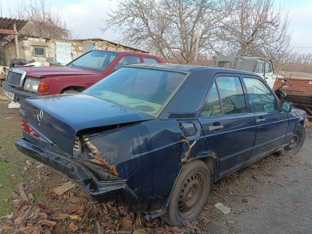 Синий Мерседес 190, объемом двигателя 2 л и пробегом 100 тыс. км за 1500 $, фото 3 на Automoto.ua