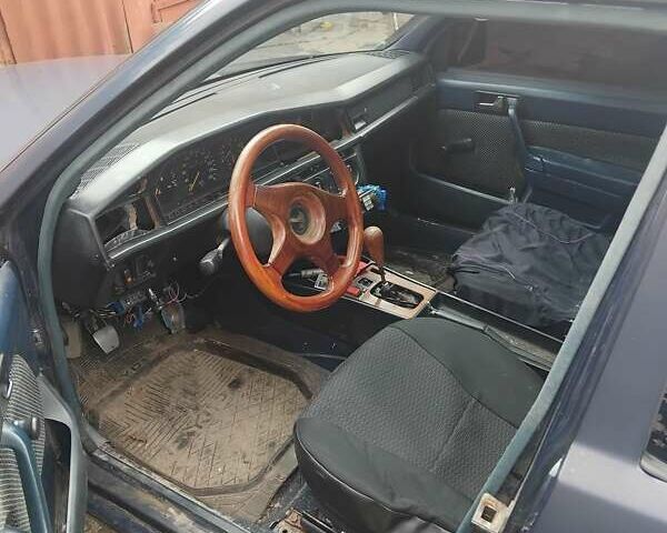 Синий Мерседес 190, объемом двигателя 2 л и пробегом 400 тыс. км за 1550 $, фото 1 на Automoto.ua