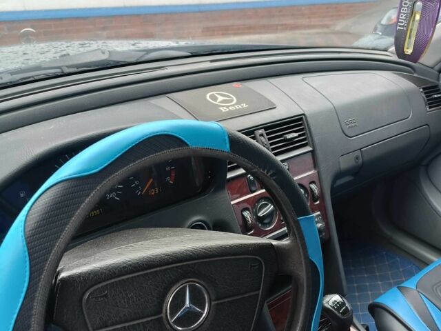 Синій Мерседес 190, об'ємом двигуна 1.8 л та пробігом 250 тис. км за 3000 $, фото 7 на Automoto.ua